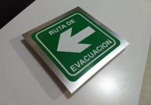 senaletica institucional ruta de evacuacion